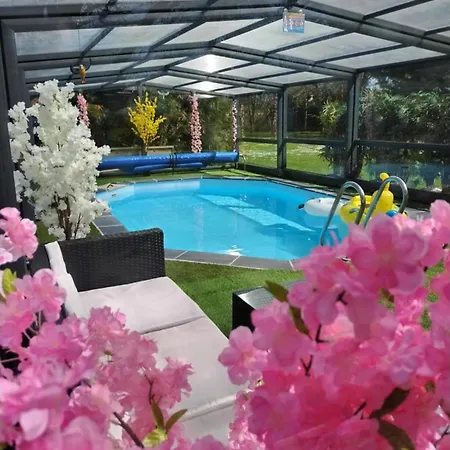 Проживание в семье La Roulotte Du Parc Saint-Priest-des-Champs